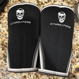 Size small gymreapers knee sleeves